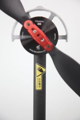 Drone pulvérisateur de pesticides anti-vent avec conception innovante de réservoir de liquide pliable