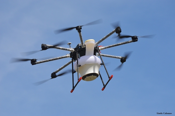 Drone de pulvérisation de pesticides de culture sur 4 axes personnalisé OEM pour la puissance de pesticide à distance 5L