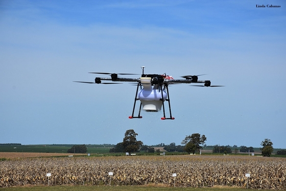 Drone de pulvérisation de pesticides de culture sur 4 axes personnalisé OEM pour la puissance de pesticide à distance 5L