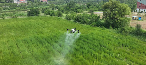 gros drone pulvérisateur à charge agricole
